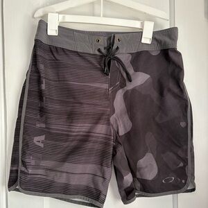 Oakley Utah Camo Men's Surf Board Swimming Shorts, 7” Size: 33